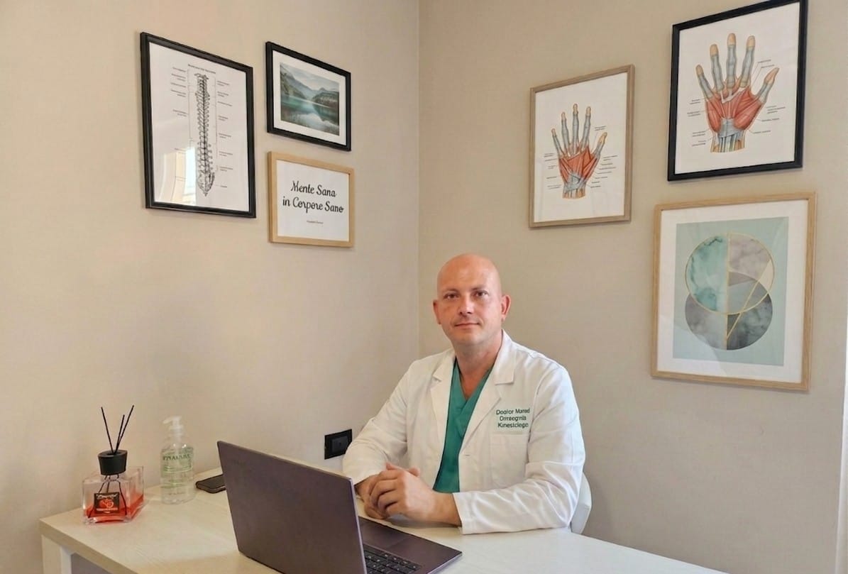 La stanza dello studio, con le tavole anatomiche alla parete e la scrivania
